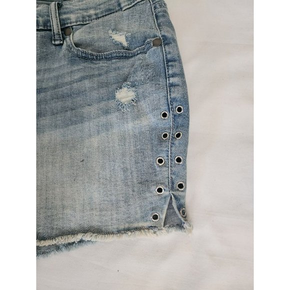 TORRID Denim Women's Light Wash Blue Cut-Off Denim Shorts Size 16 - Picture 4 of 9